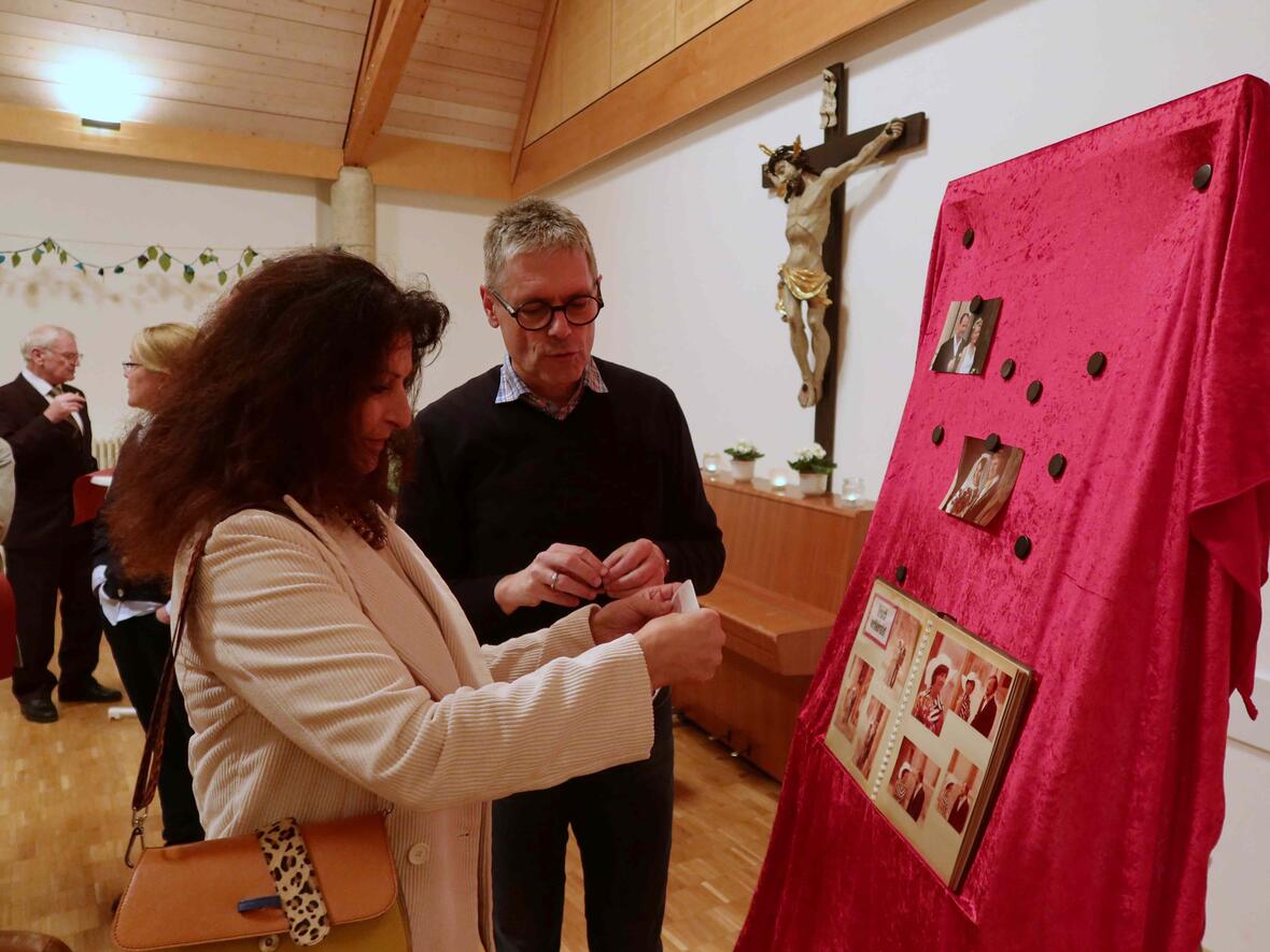 Ehejubilare Bilder von der Trauung durften präsentiert werden.