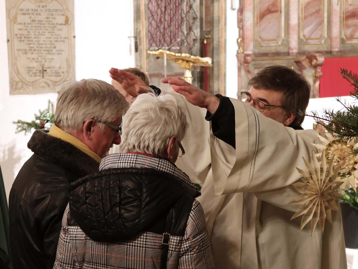 Ehejubilare Die Hände des Priesters auch ein Zeichen, dass Gott seine Hand über uns hält