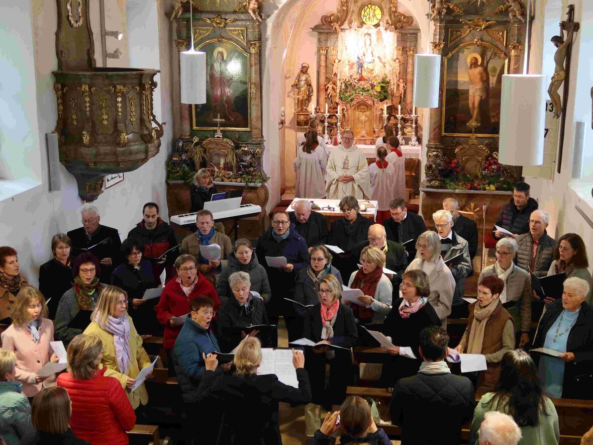 Erntedank 2024 in Bittenbrunn Der Projektchor mit vollem Einsatz.