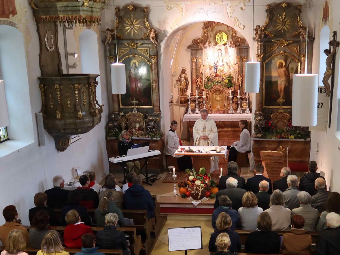 Erntedank 2024 in Bittenbrunn Die Kirche war voll, als der Projektchor einlud zu "Bittenbrunn singt".