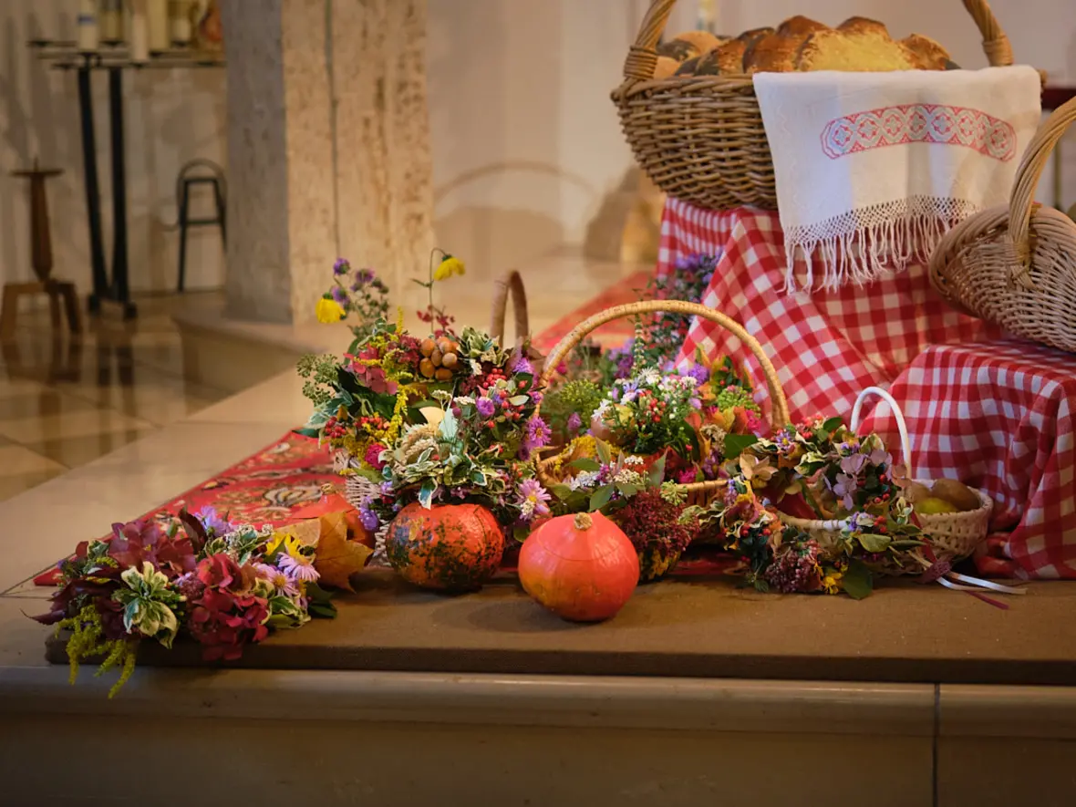Bunte Dekoration im gesamten Altarraum.