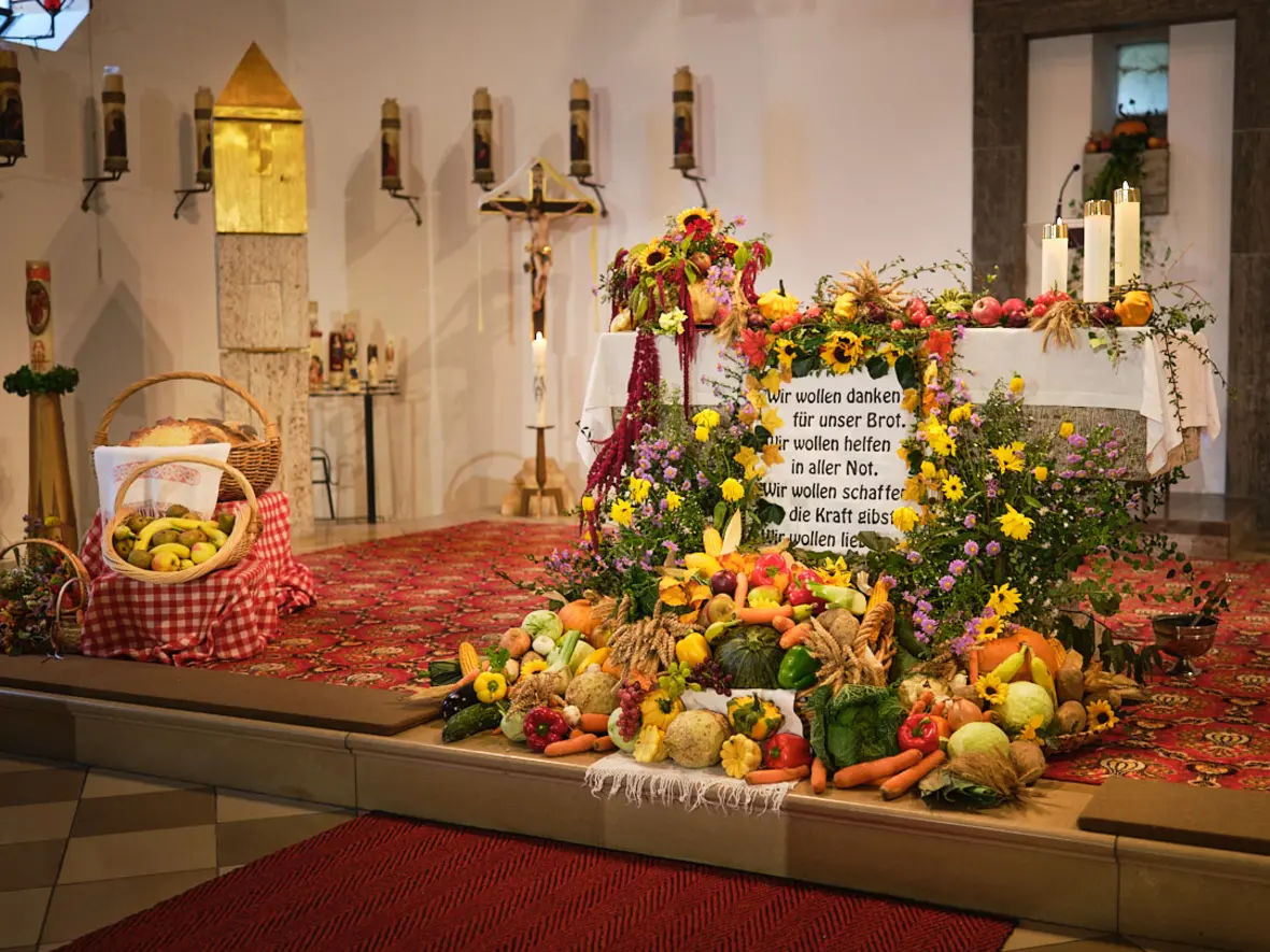Der Erntedankaltar in Sehensand.
