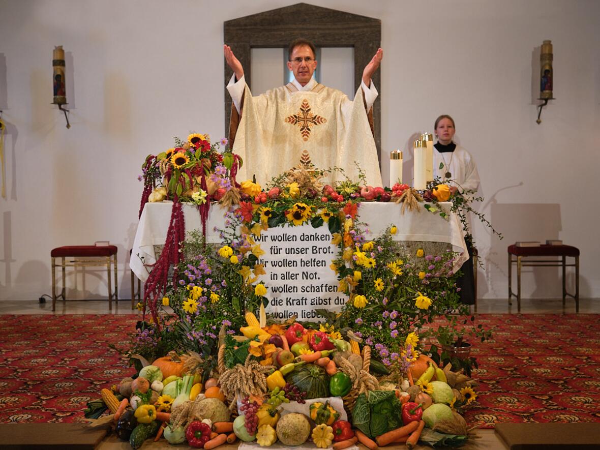 Kaplan Richard Reißner feierte den Erntedankgottesdienst in Sehensand.