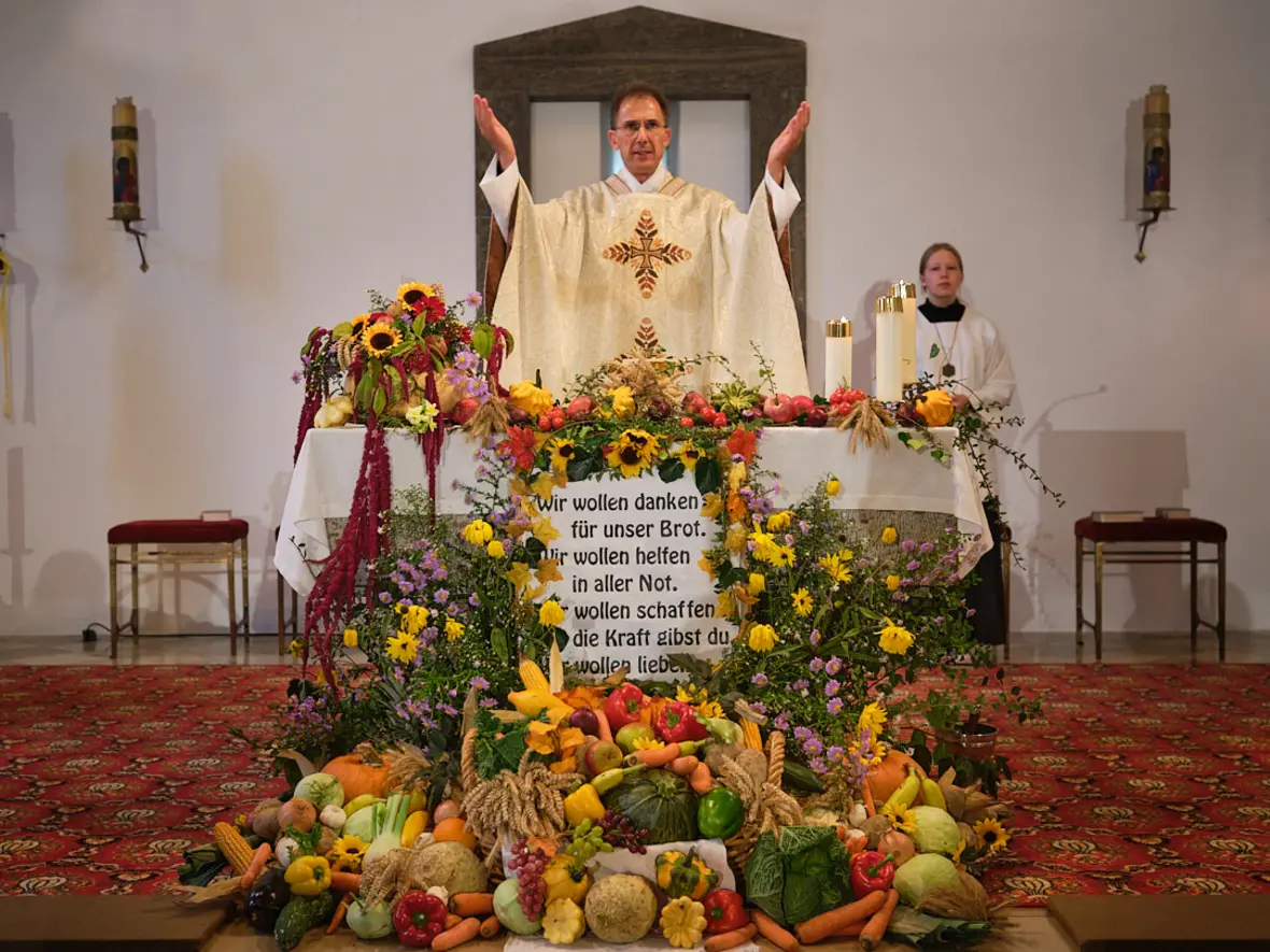 Kaplan Richard Reißner feierte den Erntedankgottesdienst in Sehensand.