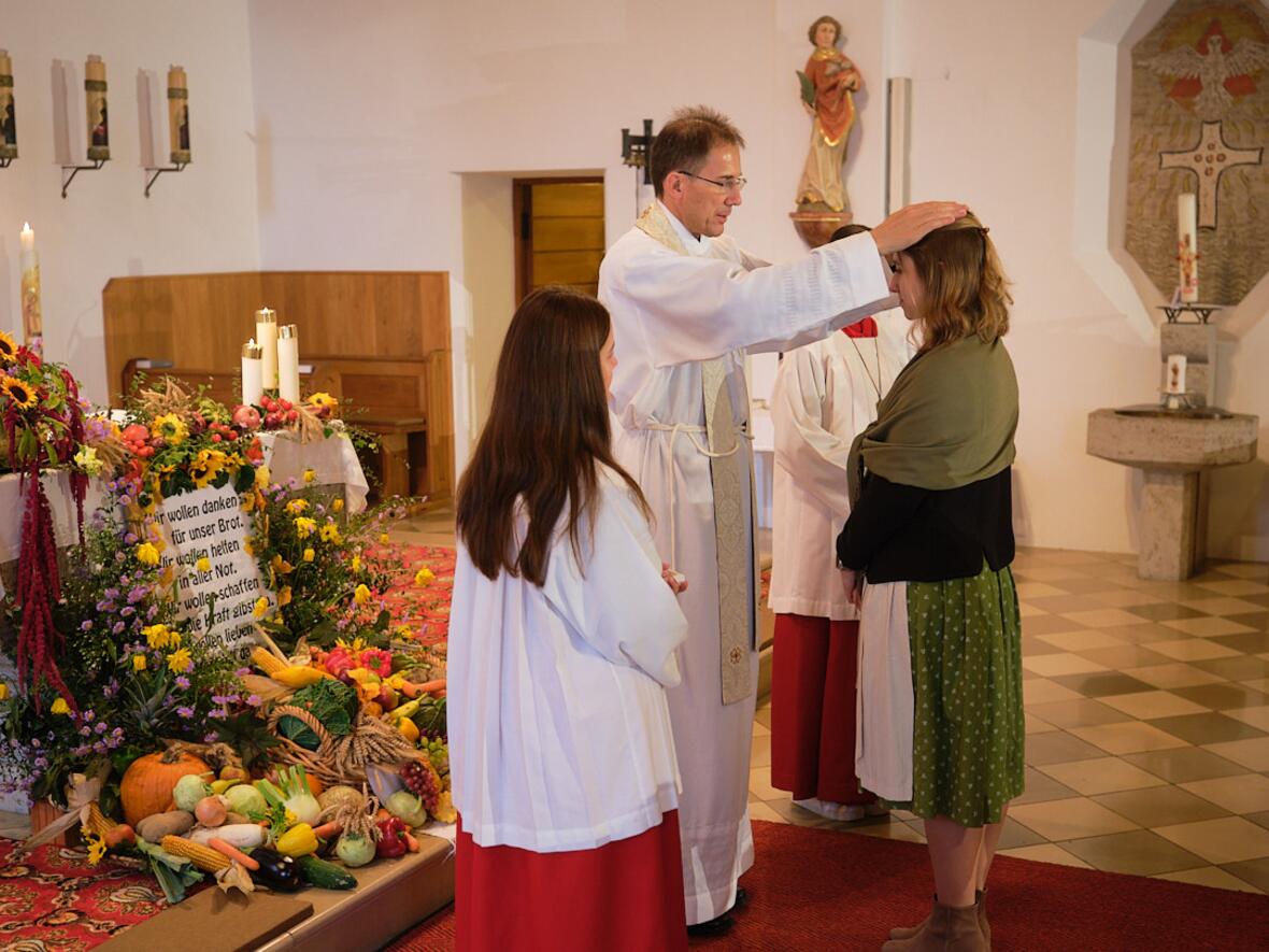 ... und spendete den Primizsegen.
