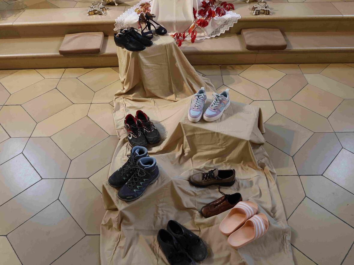 Das Vorbereitungsteam brachte versch. Schuhe mit, um die vielen Facetten des Ministrantendienstes zu erläutern.