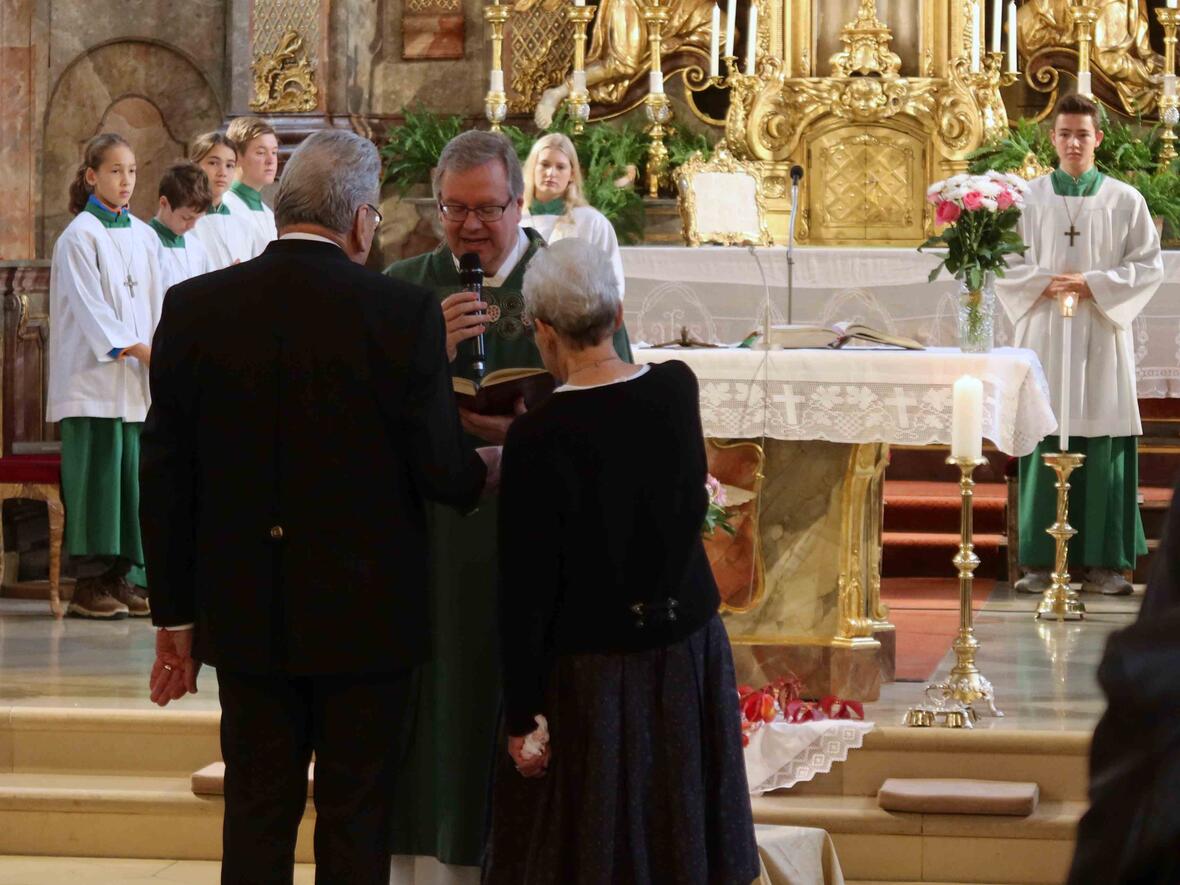 Wie vor 60 Jahren reichten sich Otto und Elfriede Heinrich vor dem Altar die Hände und empfingen den Segen.