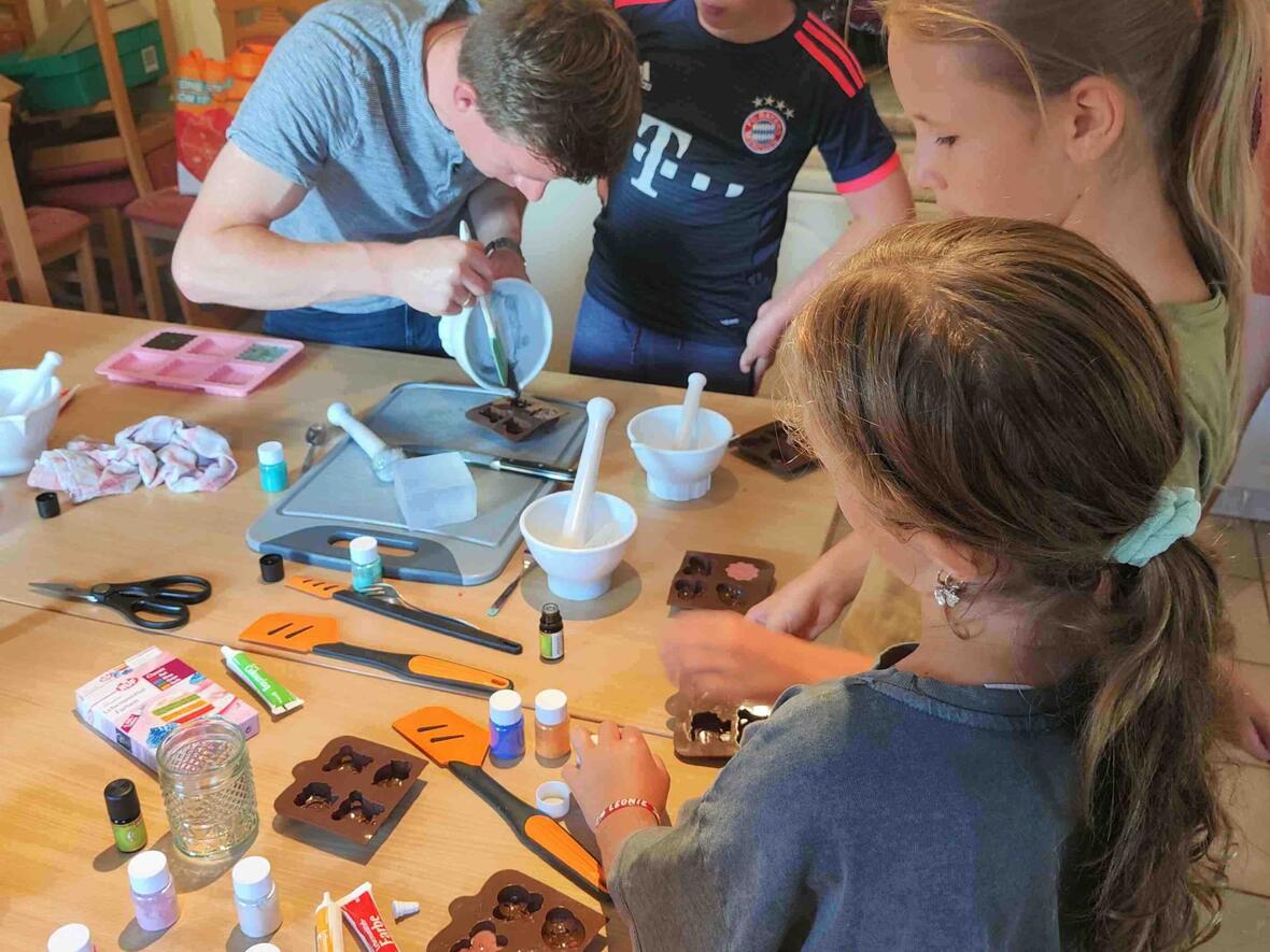 Seifengießen mit voller Konzentration