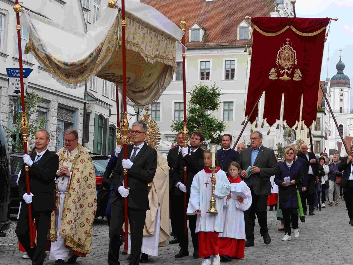 Dem Wetter trotzend erfolgte die Prozession durch die Altstadt in die untere Stadt.
