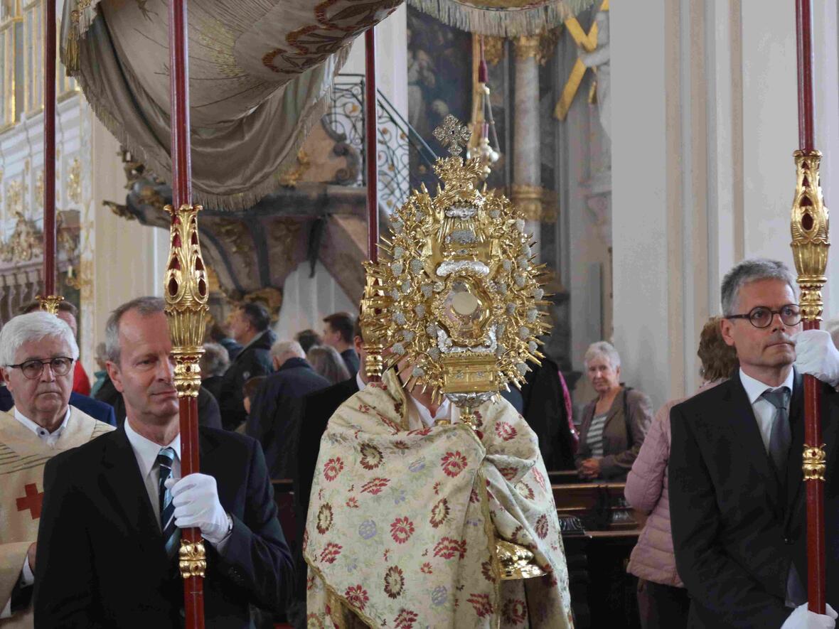 Nach dem Festgottesdienst wurde das Heilige Brot in der Monstranz in und durch die Stadt getragen.