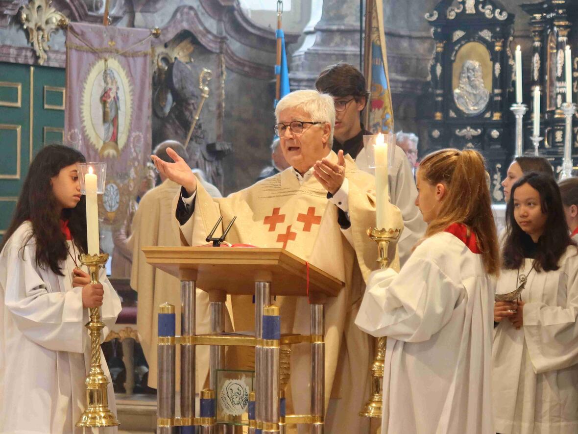 Pater Ivan Cilic von der kroatisch sprachigen Gemeinde trug das Evangelium vor.
