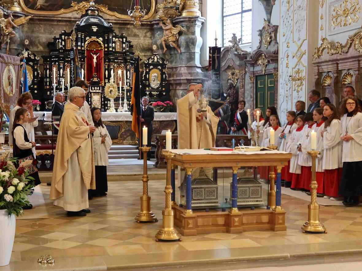 Den Festgottesdienst an Fronleichnam zelebrierte Pfarrer Herbert Kohler zusammen mit Pater Ivan Cilic.