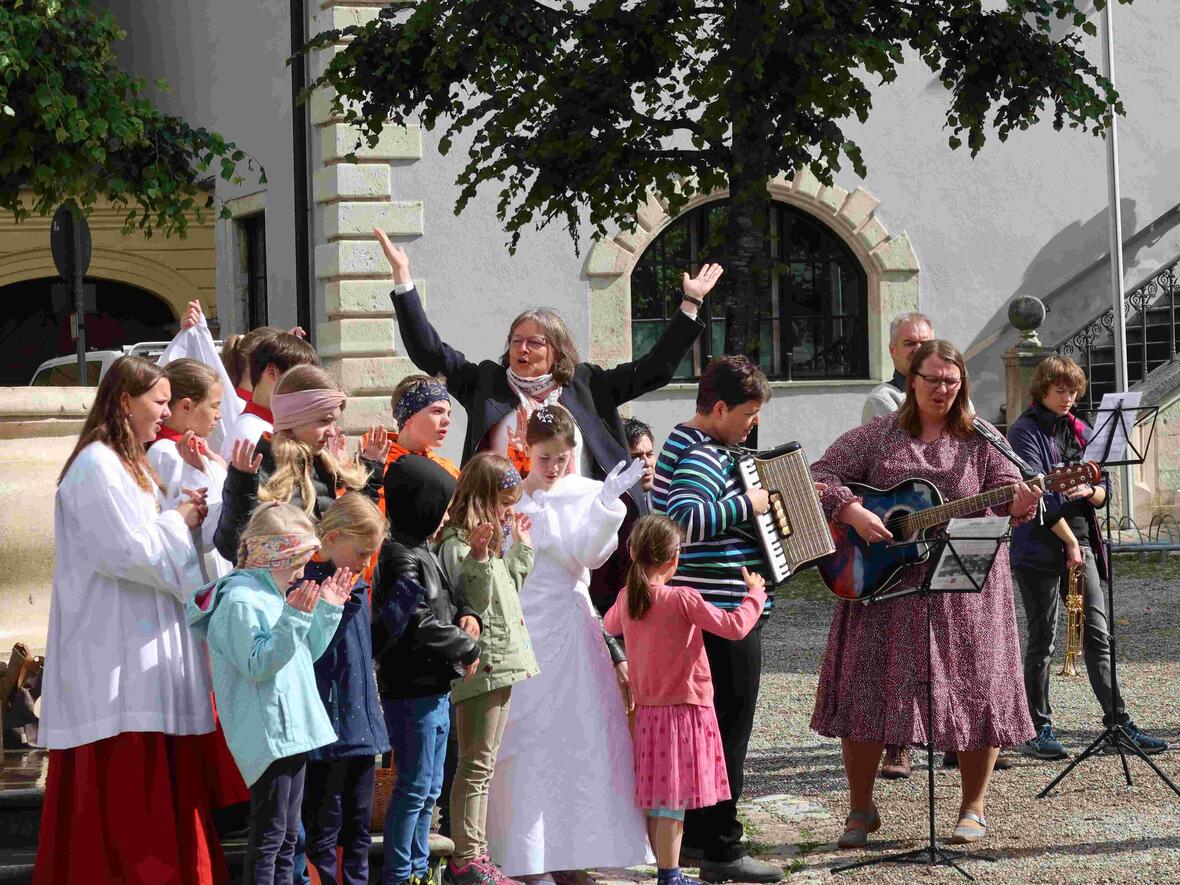 Der Kinderchor in vollem Einsatz am Karlsplatz