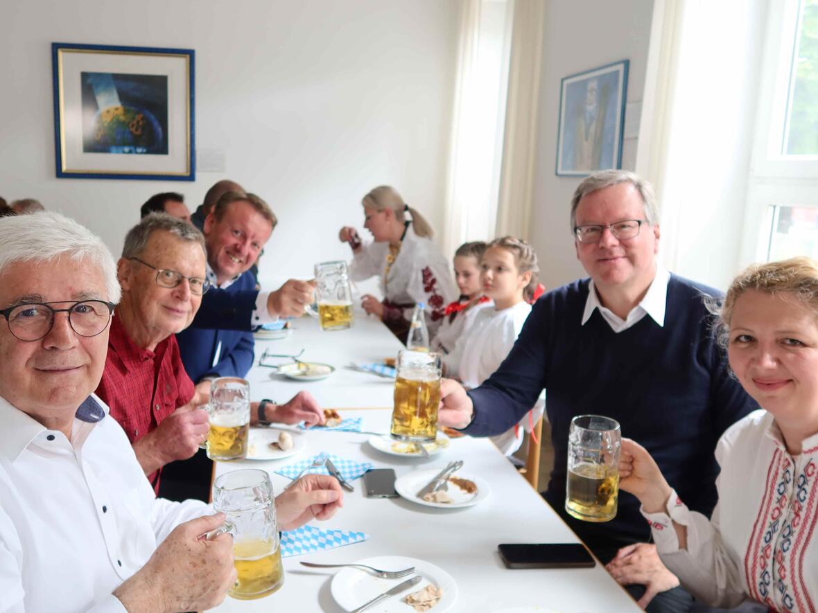 Anstoßen auf das gelungene Fronleichnamsfest.