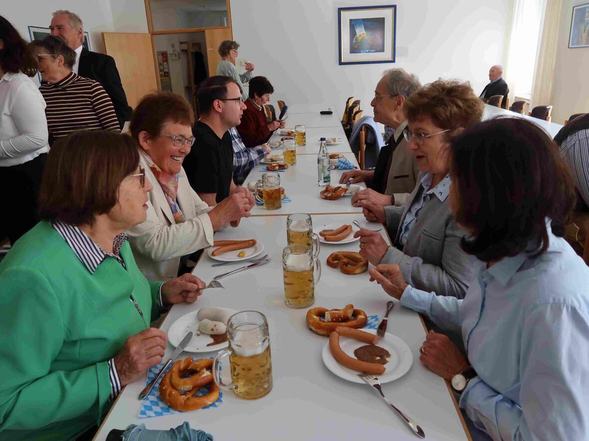 Das traditionelle Weißwurstessen nach dem Einsatz in der Prozession. Der Kirchenchor genoß es sichtlich.