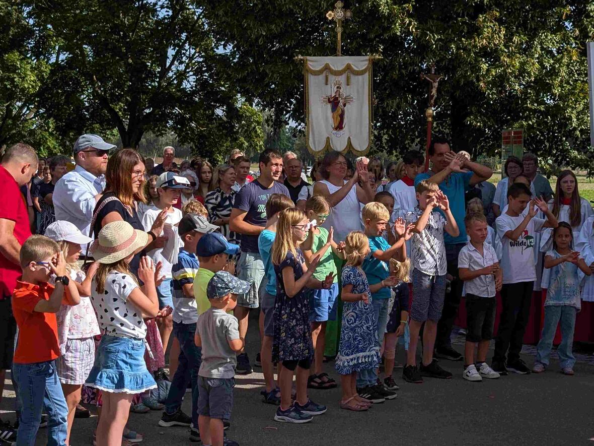 Zum Vater Unser stießen die Kinder zur Festgemeinde.