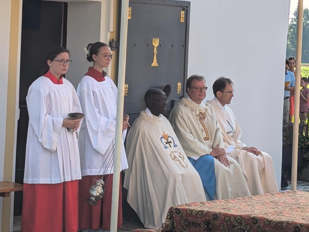 Die drei Zelebranten vor der Kapelle.