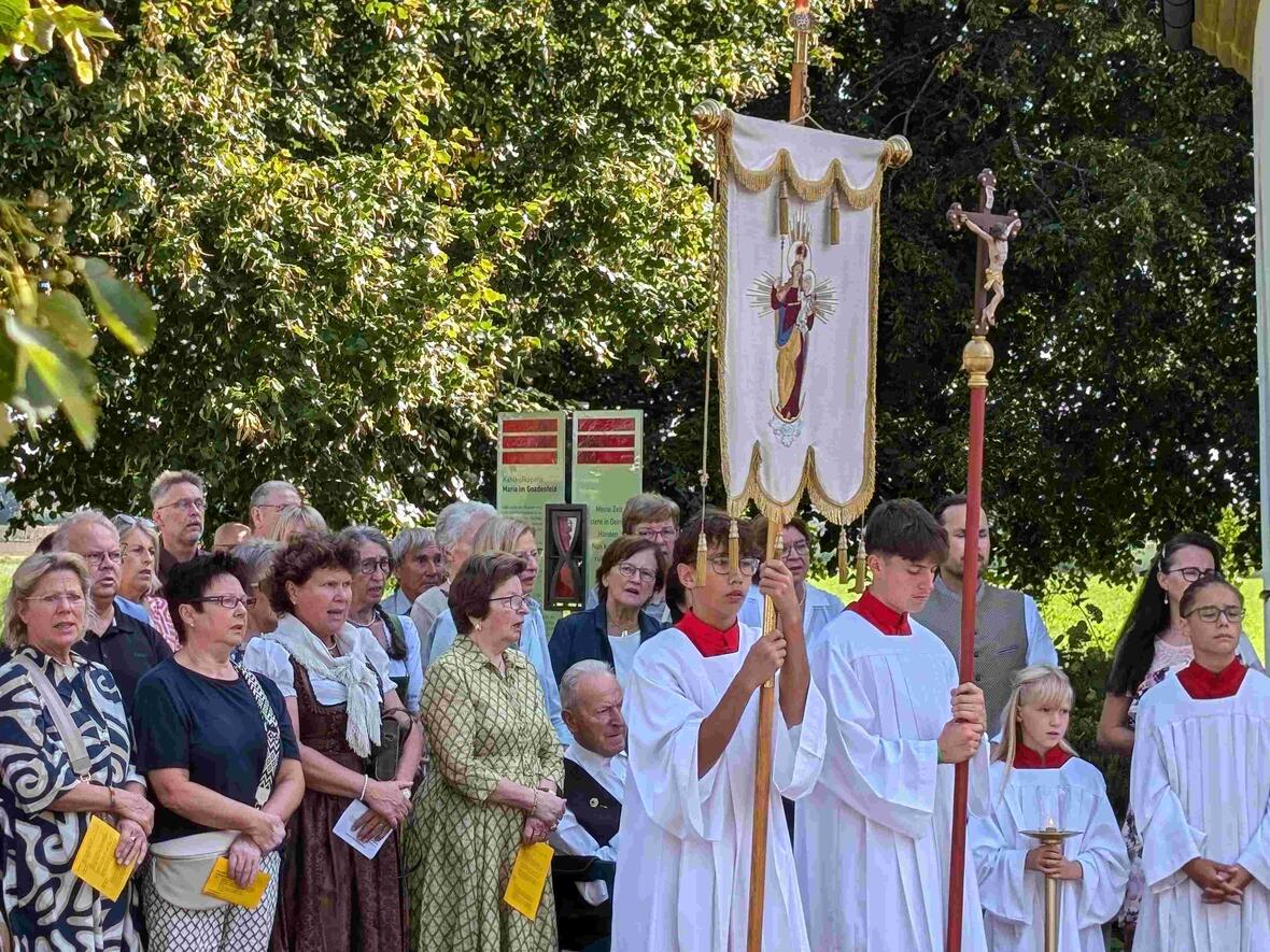 Zahlreiche Ministranten begleiteten den Gottesdienst.