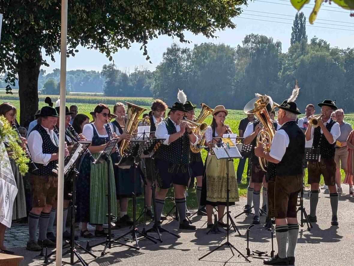 Die Rohrenfelser Blasmusik spielte beim Kahlhoffest auf.