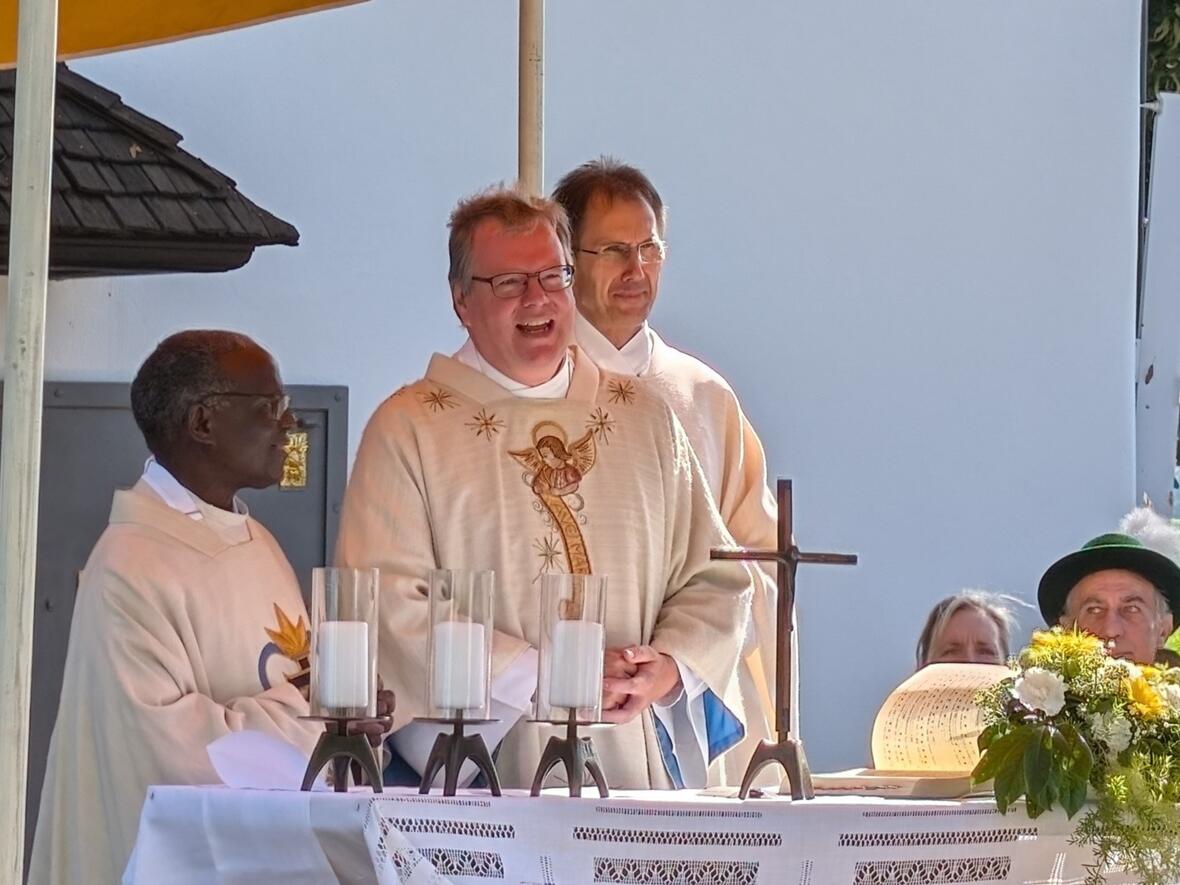 Stadtpfarrer Herbert Kohler mit Pfarrer John C. Kyazze und Kaplan Reißner