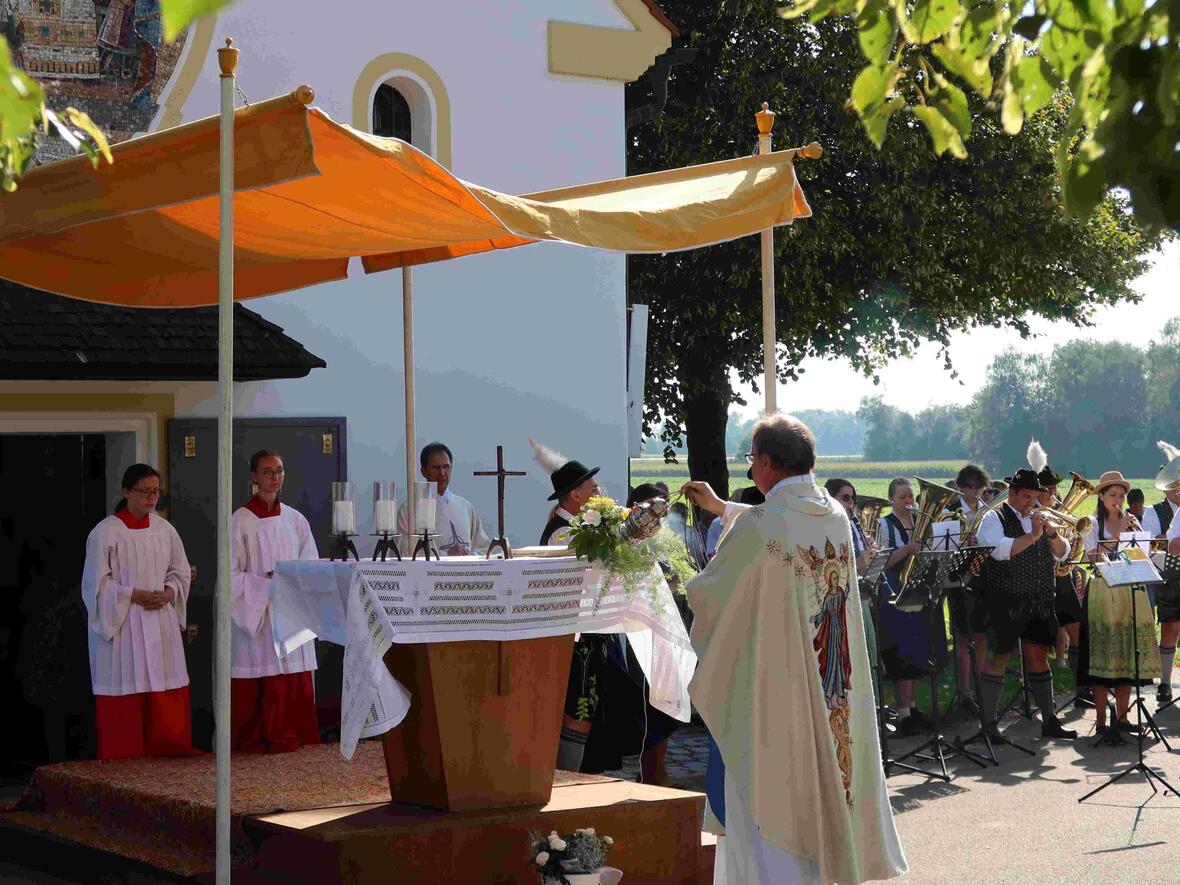 Altarsegnung durch Pfarrer Herbert Kohler