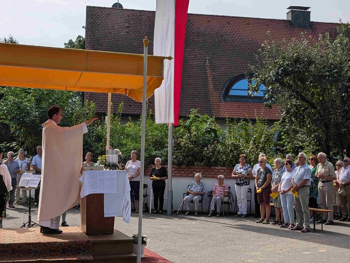 Am Ende gab´s den Primizsegen durch Kaplan Reißner.