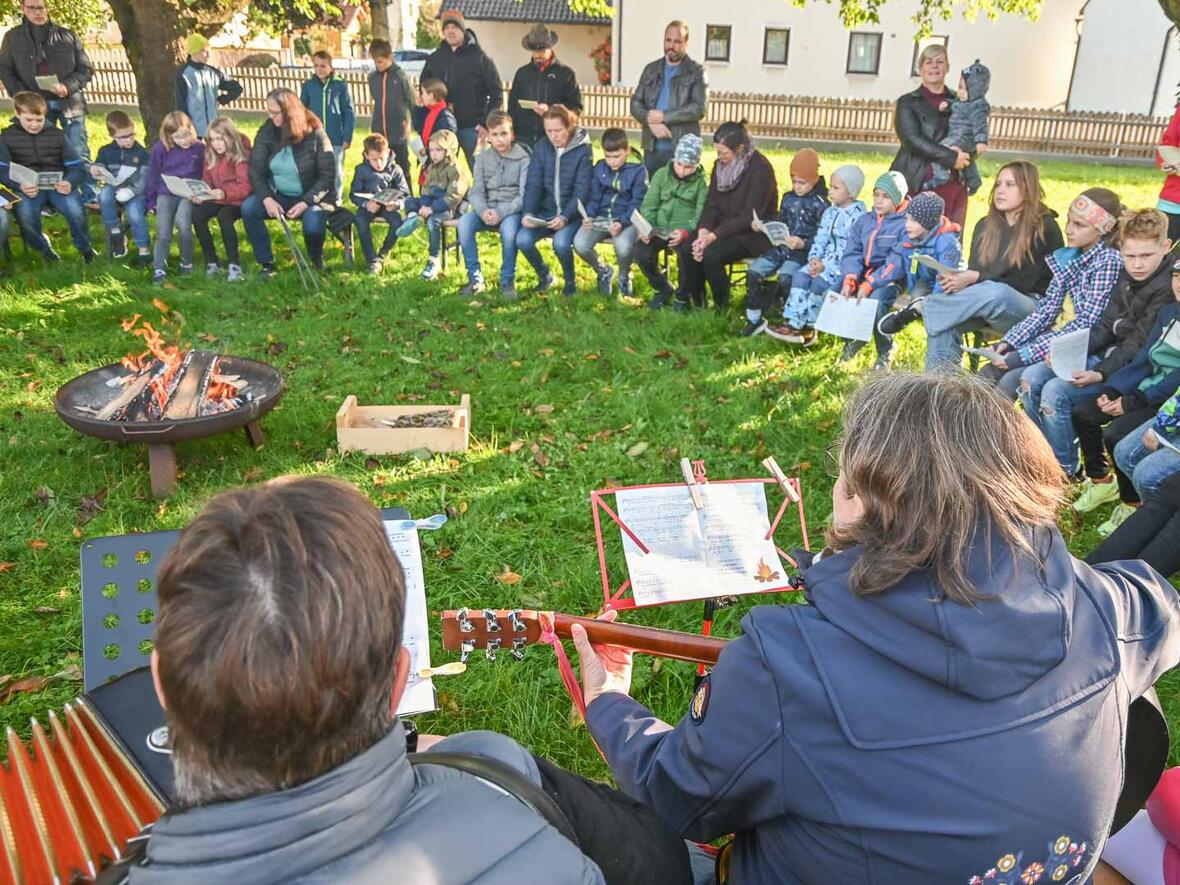KinderKirche XXL Oktober 2024 Die KinderKirche XXL hat auch ein Erkennungslied: "Wir singen für unseren Gott"