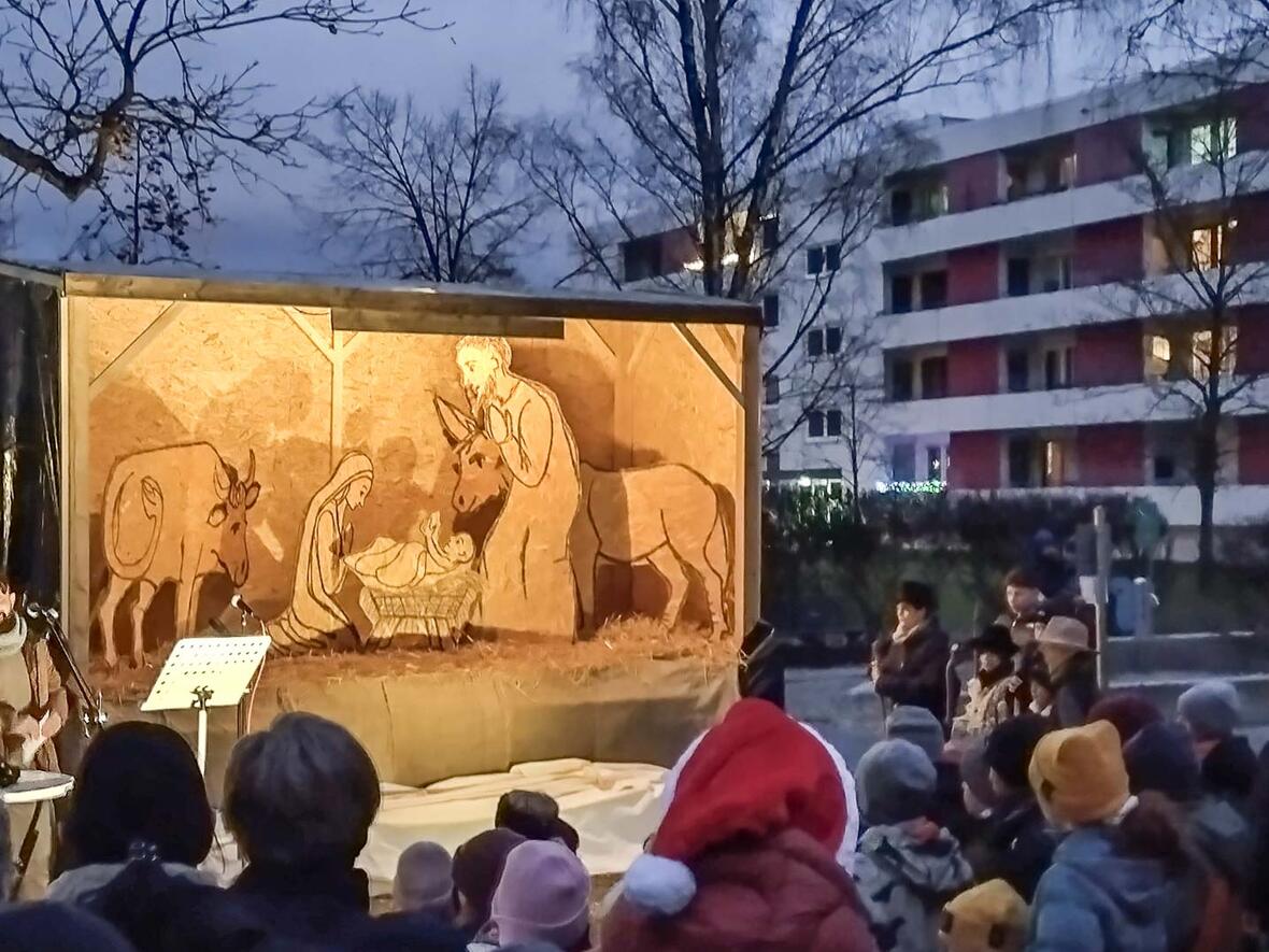 Kinderkrippenfeier Lebensgroße Krippendarstellung auf einem Anhänger