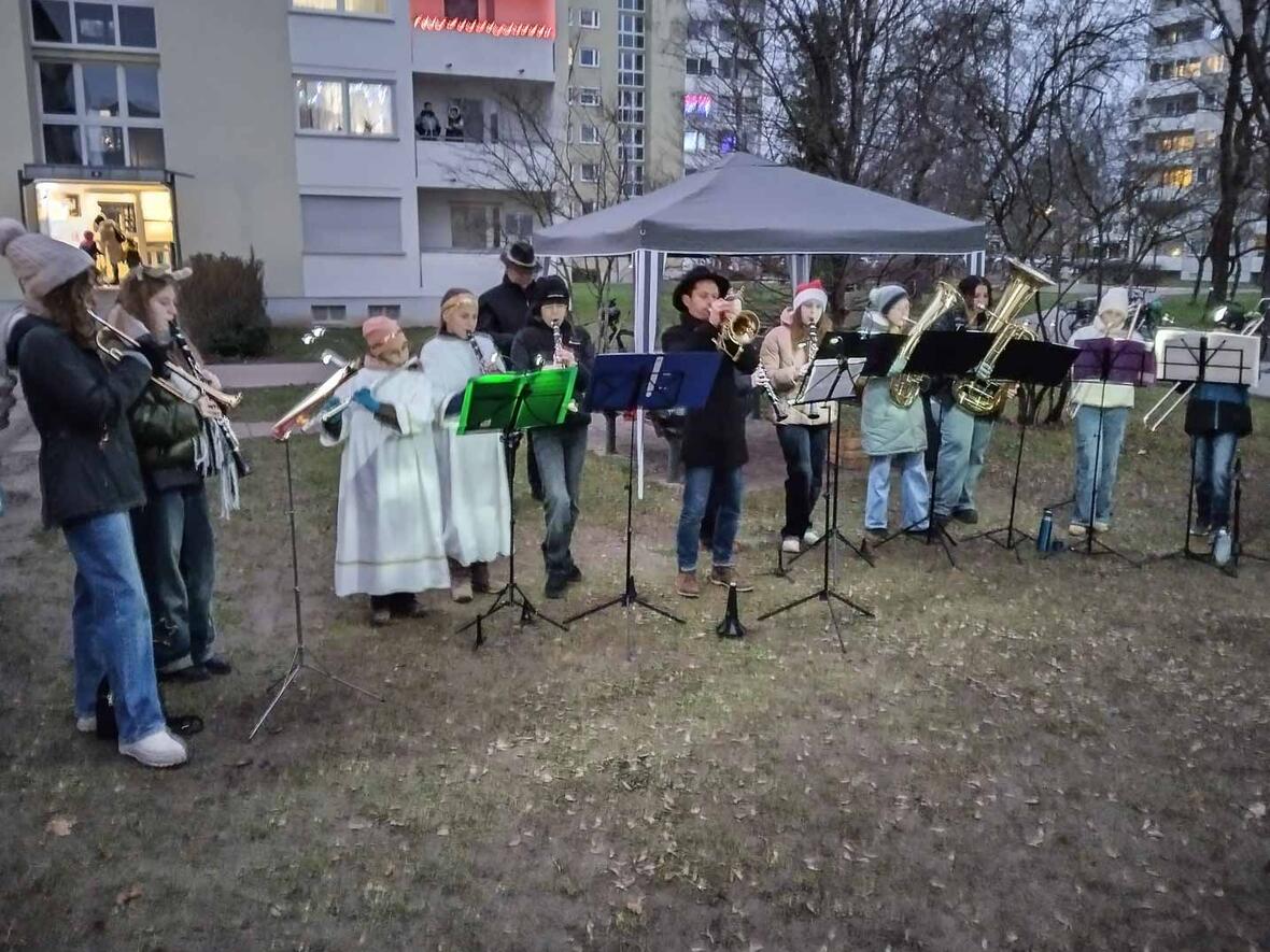 Kinderkrippenfeier Die Bläsergruppe mit 12 Jugendlichen aus der Pfarrei St. Peter