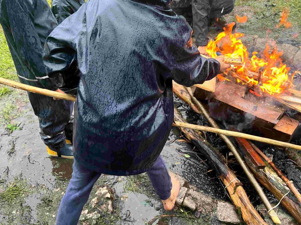 Kolpingfamilienzeltlager 2024 Eine Herausforderung: das Lagerfeuer trotz Dauerregen am Brennen zu halten.
