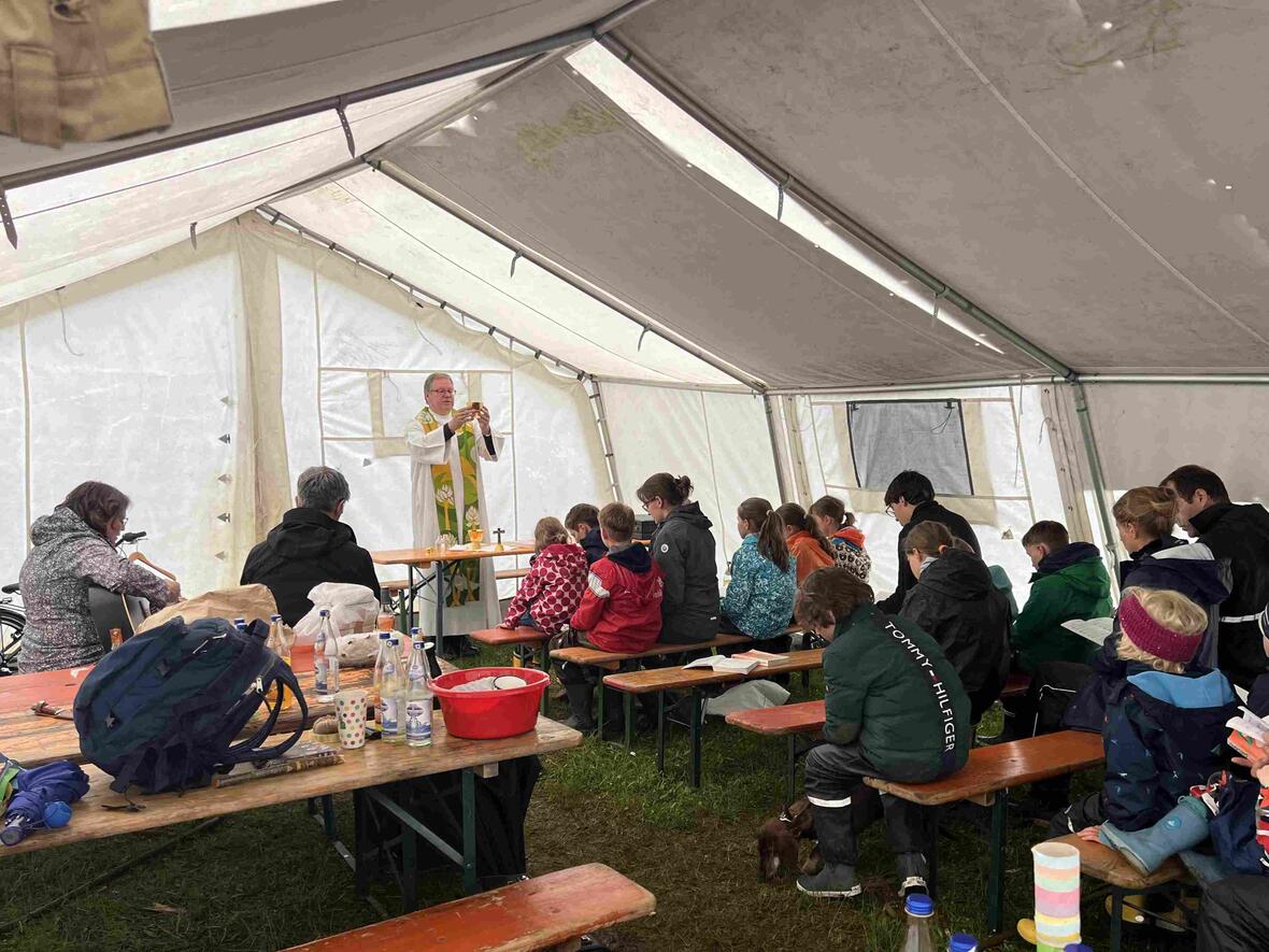 Kolpingfamilienzeltlager 2024 Der gemeinsame Gottesdienst gehörte selbstverständlich auch zum Zeltlager.