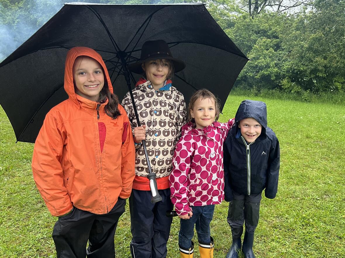 Kolpingfamilienzeltlager 2024 Unter einem großen Schirm geborgen hat man auch bei Regen Freude.