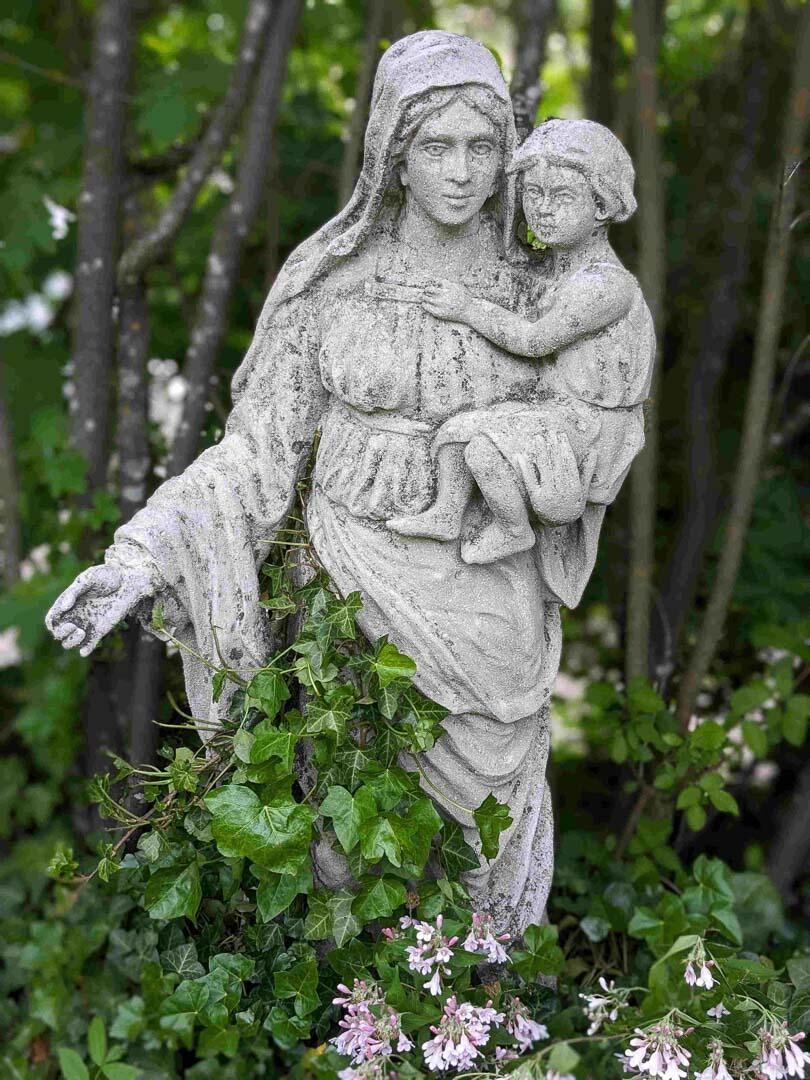 Mutter Gottes Statue im Garten der Maria Ward-Schwestern