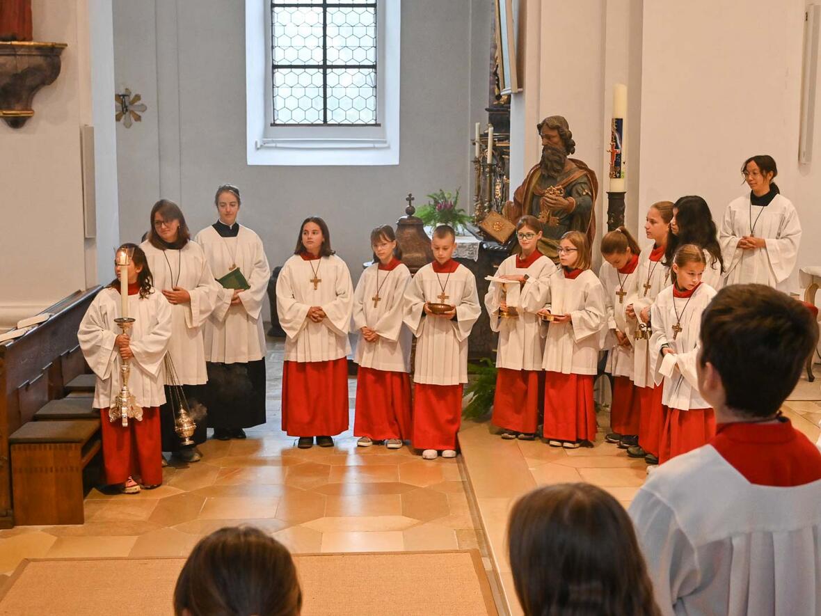 Ministranten Einführung in St. Peter am Erntedankfest Die Ministrantinnen mit dem Buchdienst und mit der Schale für das Brot und den Kelch für den Wein. In der Mitte der Ministrant mit der Wasserschale für die Händewaschung.