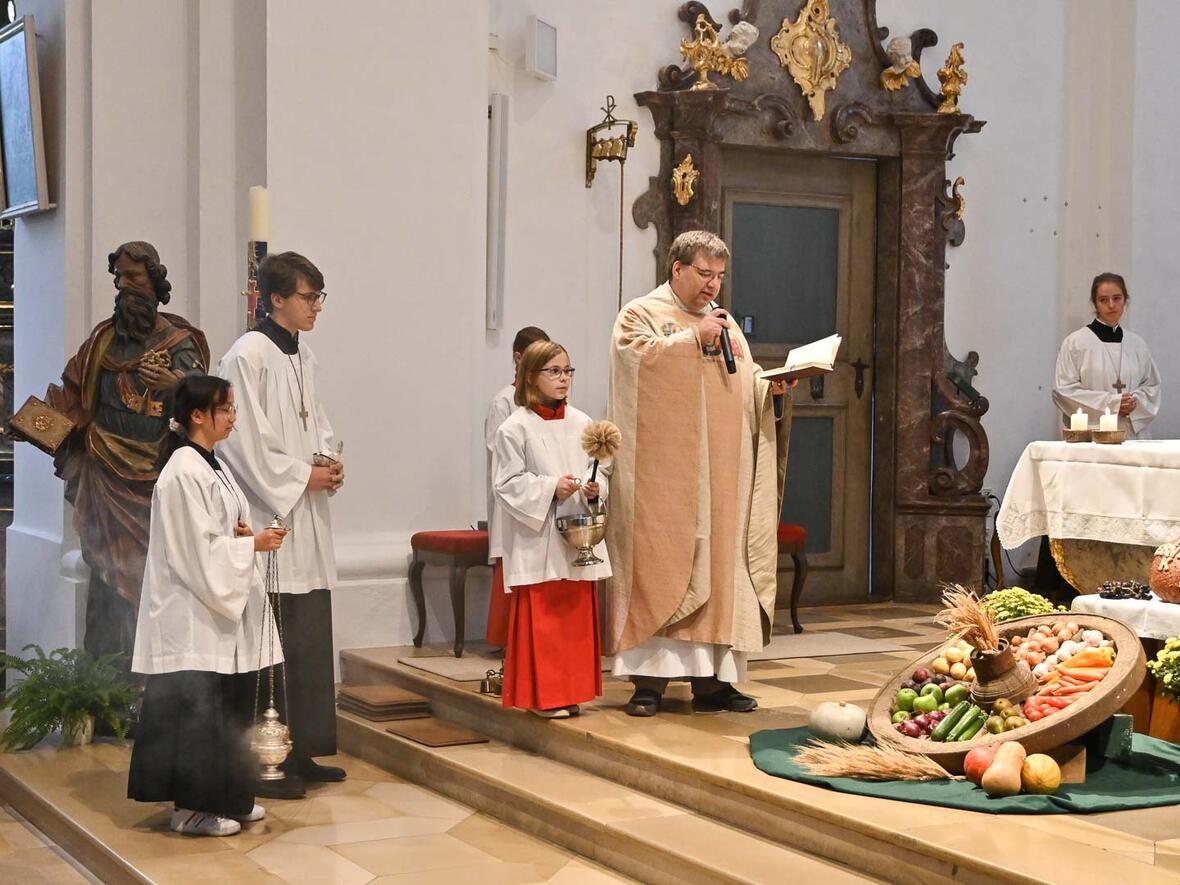Ministranten Einführung in St. Peter am Erntedankfest Pfarrer Leutgäb segnet den Erntedank Altar ...