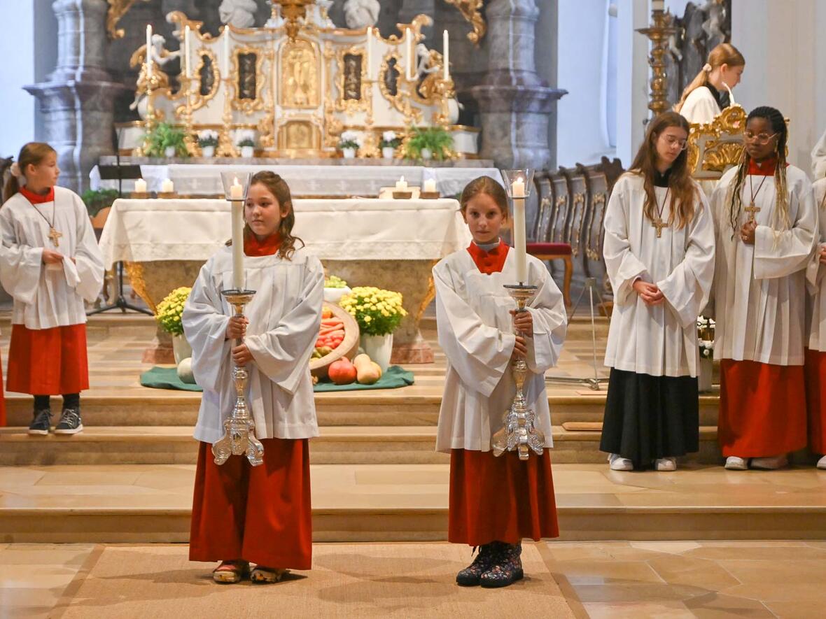 Ministranten Einführung in St. Peter am Erntedankfest Die Leuchter: Jesus ist das Licht der Welt. Die Leuchter erinnern uns daran und zeigen uns, wo sich gerade das Entscheidende abspielt: Am Ambo beim Evangelium, am Altar bei der Wandlung.