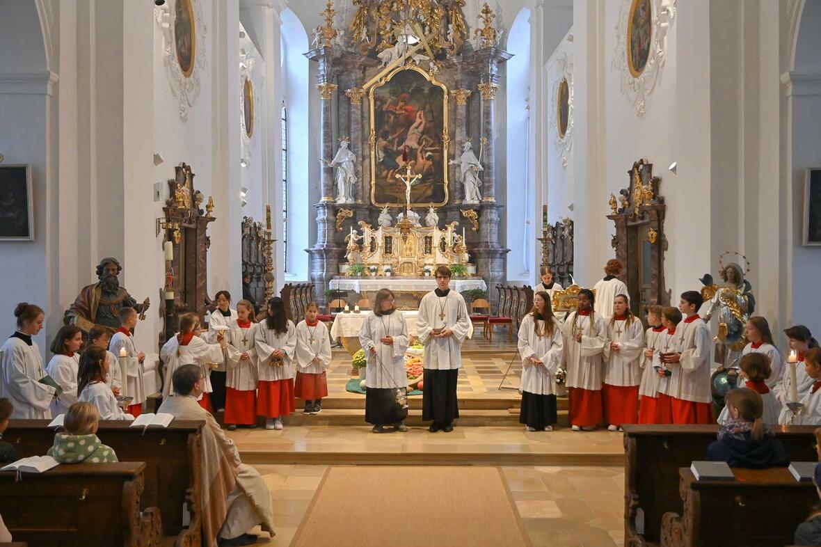 Ministranten Einführung in St. Peter am Erntedankfest Weihrauch und Schiffchen: Der Weihrauch zeigt zweierlei: Wie der Weihrauch  sollen unsere Gebete zu Gott aufsteigen. Außerdem ist der Weihrauch auch ein Zeichen für Gott: Unsichtbar und doch anwesend.