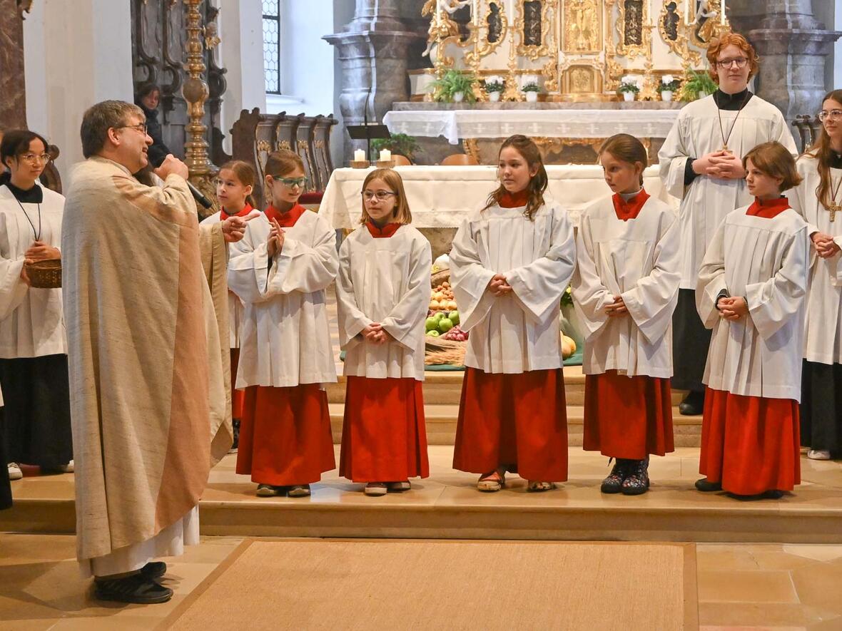 Ministranten Einführung in St. Peter am Erntedankfest Pfarrer Leutgäb stellt die fünf neuen Minis vor: Laura, Sophia, Marlies, Isabel und Franz-Ferdinand.