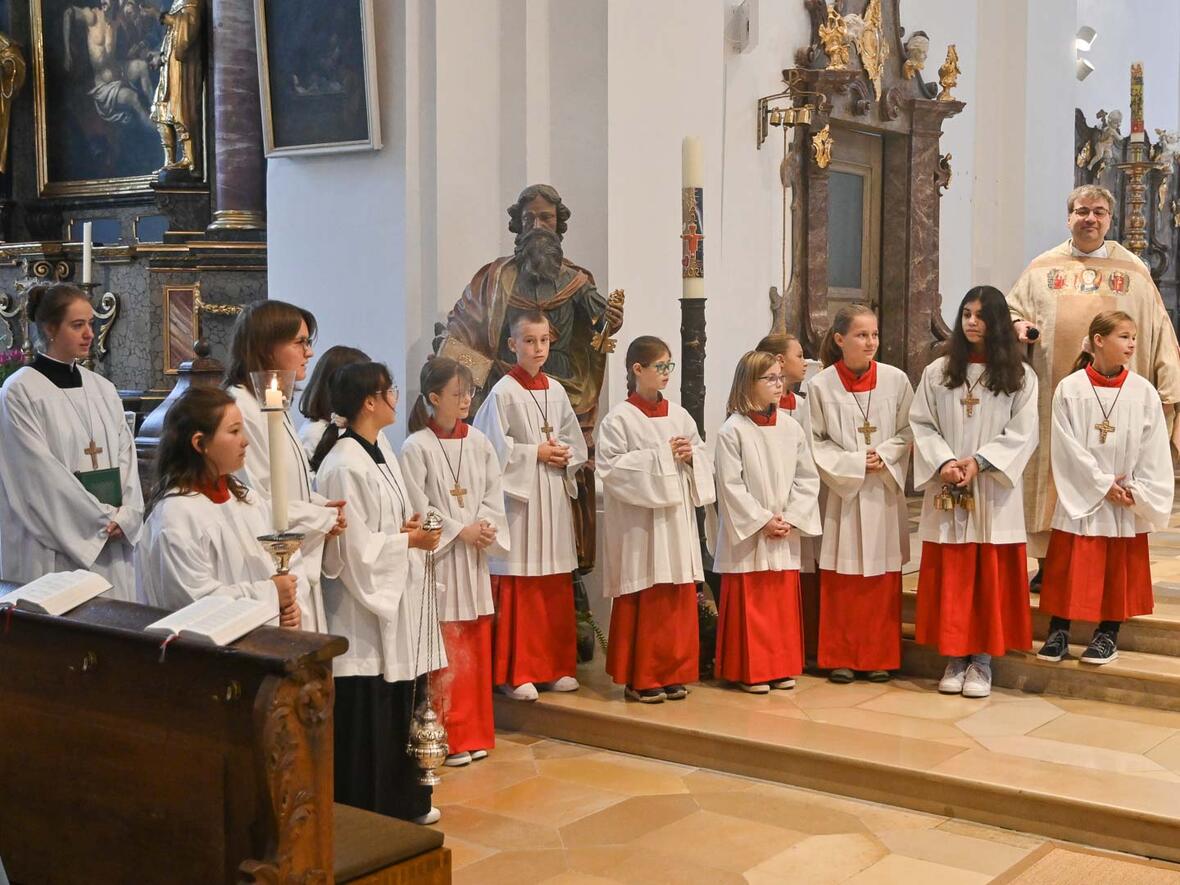 Ministranten Einführung in St. Peter am Erntedankfest Ein Ministrant und viele Ministrantinnen