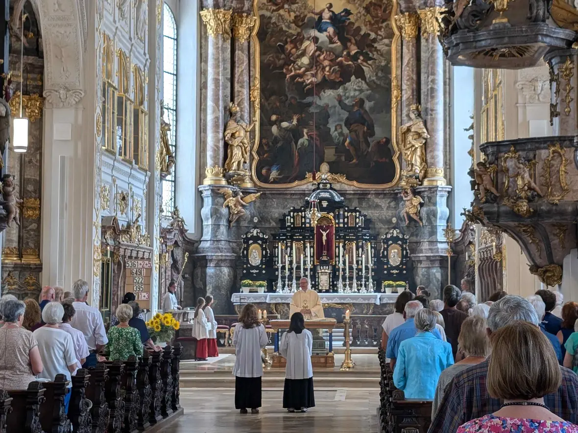 Stadtpfarrer Kohler bei der Begrüßung in der Hofkirche.
