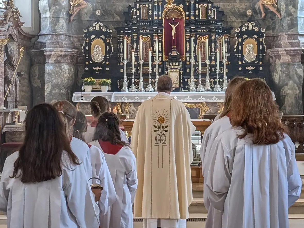 Das Messgewand - passend zum Marienfest.