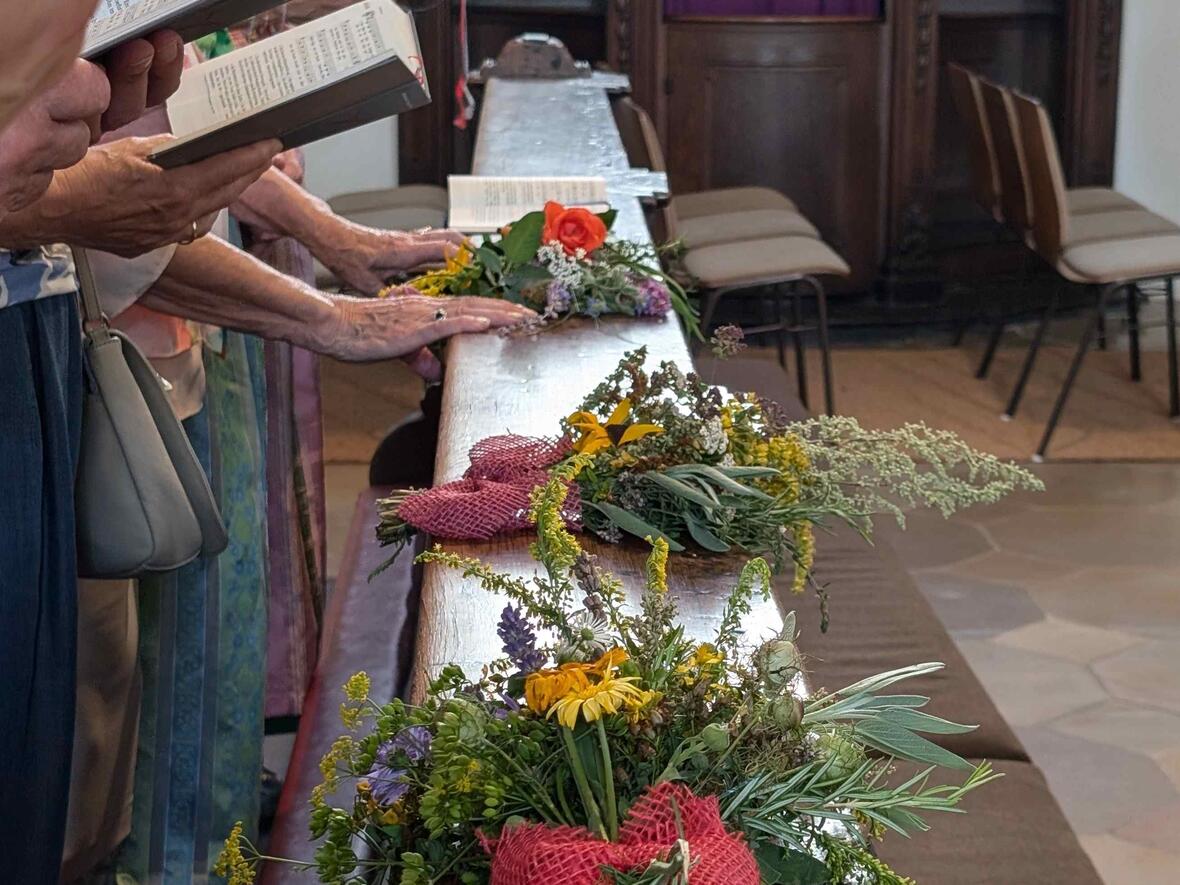 Palmbuschen in den Kirchenbänken wurden gesegnet.