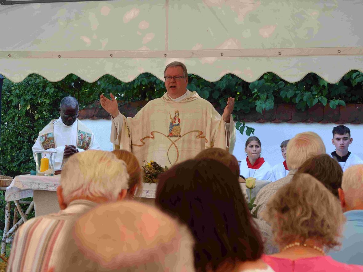 Pfarrer Kohler zelebrierte mit Pfarrer John Kyazze den Patroziniumsgottesdienst.