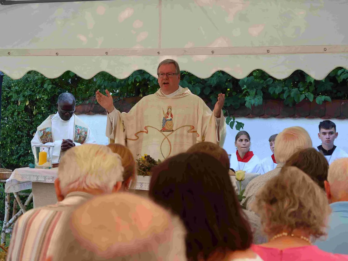 Pfarrer Kohler zelebrierte mit Pfarrer John Kyazze den Patroziniumsgottesdienst.