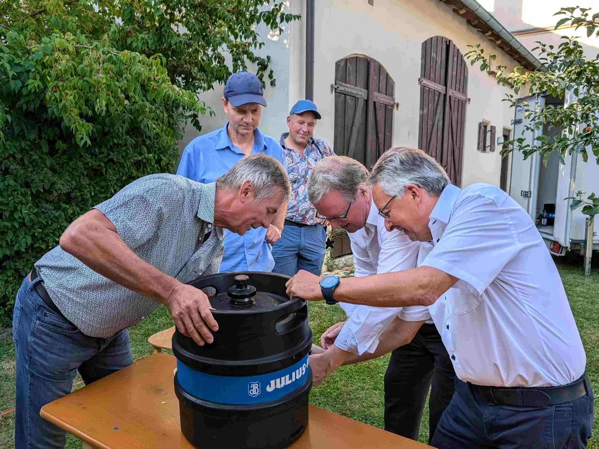 Auch beim Bieranstich gab´s die gewohnt gute ökumenische Zusammenarbeit.
