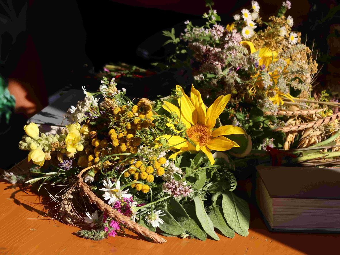 Viele kunstvolle Kräuterbuschen hatte der Pfarrgemeinderat angebote.