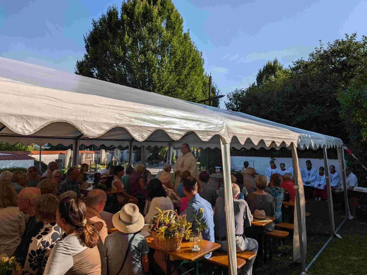 Dafür wurde im Pfarrgarten eigens ein Zelt aufgebaut.