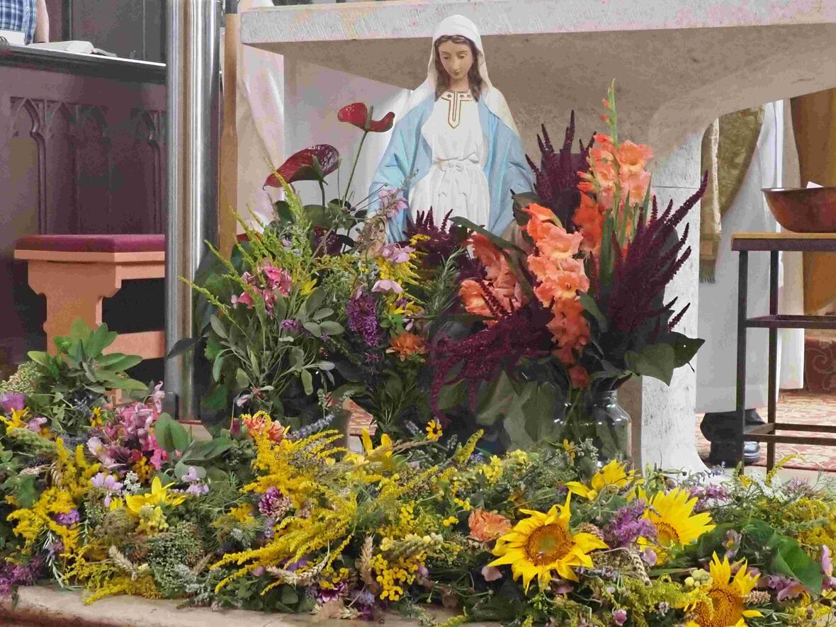 Vor dem Altar wurden die zahlreichen Kräuterbuschen präsentiert.