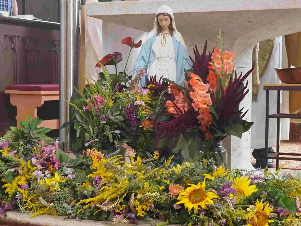 Vor dem Altar wurden die zahlreichen Kräuterbuschen präsentiert.