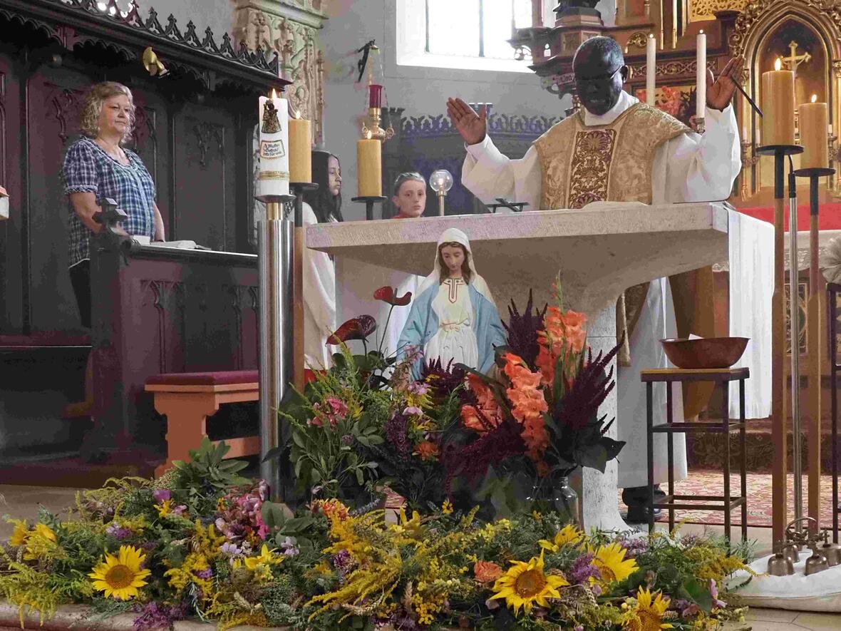 Pfarrer John Kyazze feierte den Festgottesdienst zu Maria Himmelfahrt in Rohrenfels.